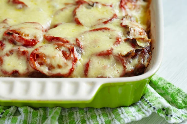 Braadpan met vlees, aardappelen, tomaat en kaas — Stockfoto