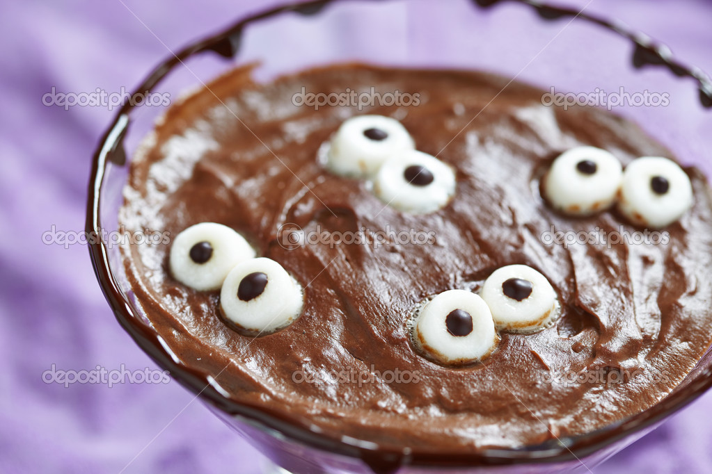 Chocolate pudding with marshmallow for Halloween — Stock Photo
