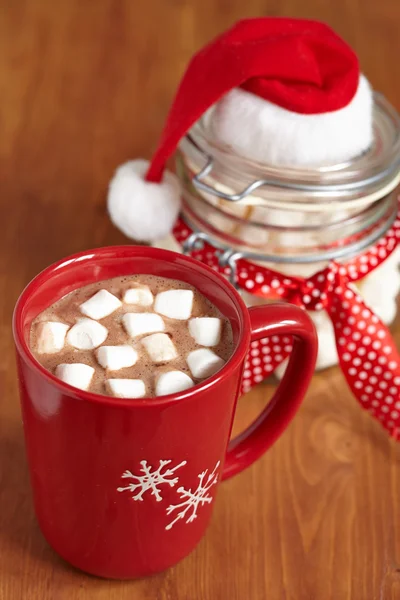 Červené hrnky s horkou čokoládou a marshmallows — Stock fotografie