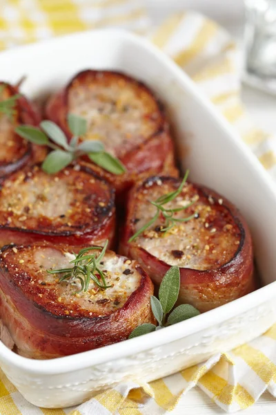 Bife de porco assado embrulhado em bacon — Fotografia de Stock