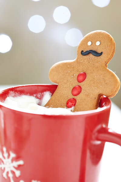 Пряничный человек в горячем шоколаде
