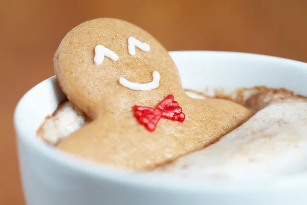 Speculaaspop in warme chocolademelk — Stockfoto