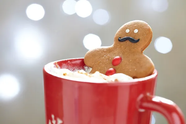 Speculaaspop in warme chocolademelk Rechtenvrije Stockfoto's