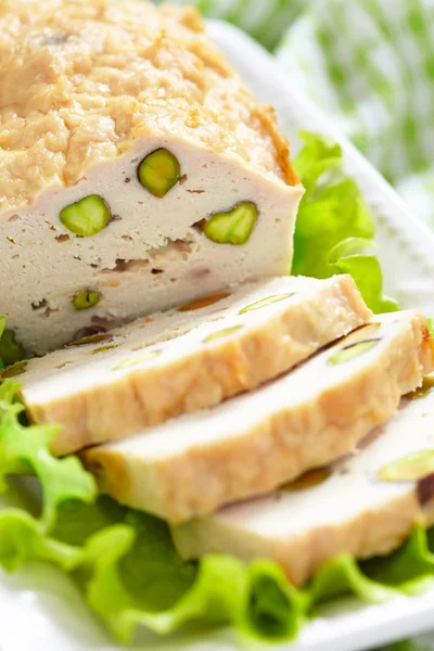 Terrina de pollo con pistachos —  Fotos de Stock