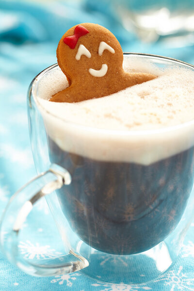 Пряничная девушка в горячем шоколаде
