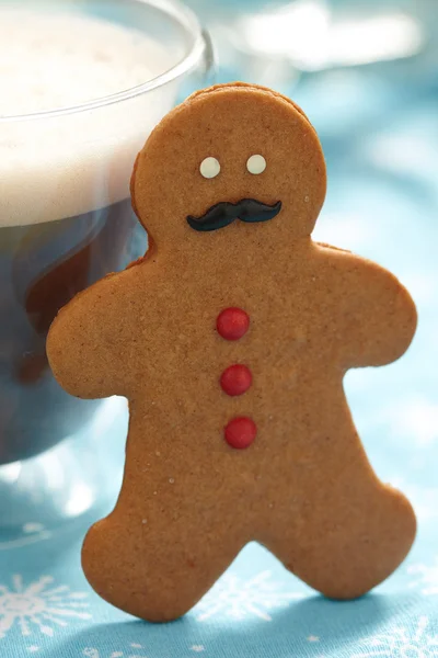 Lebkuchenmann in heißer Schokolade — Stockfoto