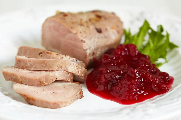 Entenbrust mit Preiselbeersoße — Stockfoto