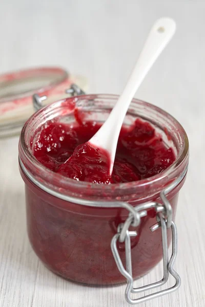 Cranberry sinaasappelsaus in glazen pot — Stockfoto