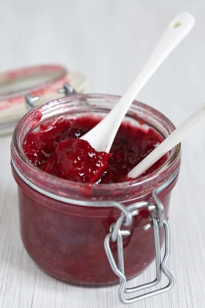 Cranberry sinaasappelsaus in glazen pot — Stockfoto