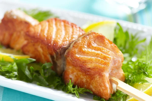 Delicioso salmón asado en pinchos — Foto de Stock