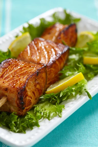 Delicioso salmón asado en pinchos — Foto de Stock