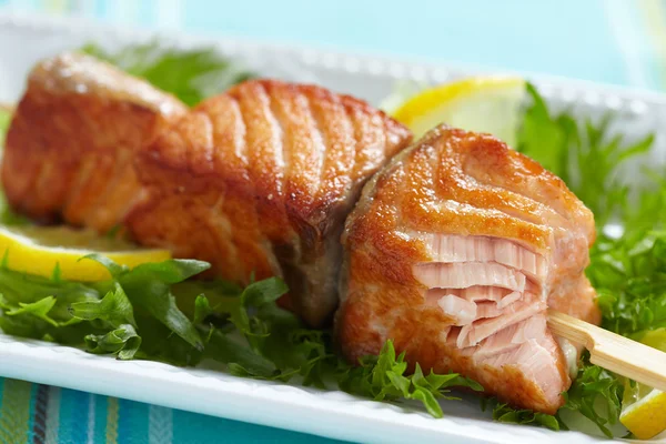 Delicioso salmón asado en pinchos —  Fotos de Stock