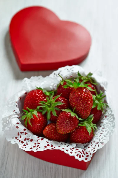 Fresas frescas en una caja en forma de corazón — Foto de Stock