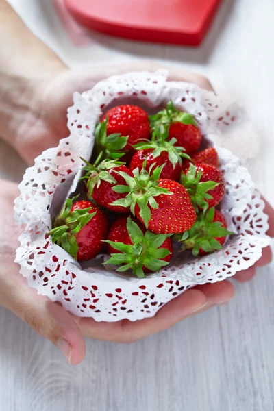 Verse aardbeien in een hartvormige doos — Stockfoto