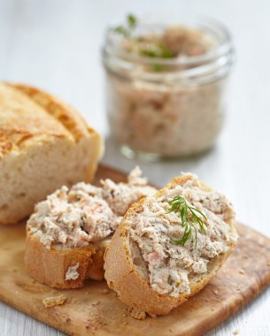 Somon rillette ekmek üzerinde