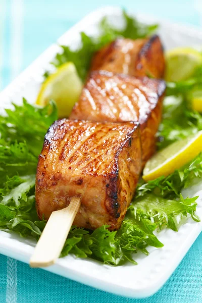 Вкусный жареный лосось на шашлыках — стоковое фото