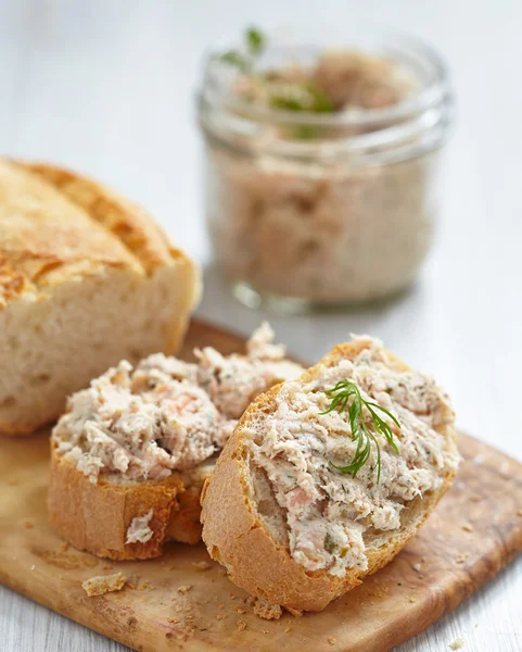 Zalm rillette op brood — Stockfoto