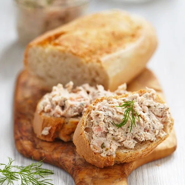 Salmon and soft cheese spread on bread — Stock Photo, Image