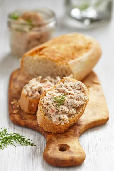 Salmon and soft cheese spread on bread — Stock Photo, Image