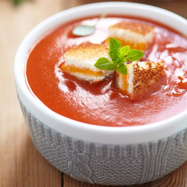 Sopa de tomate en un tazón — Foto de Stock