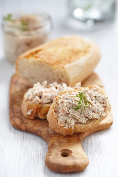 Salmon pate on bread — Stock Photo, Image