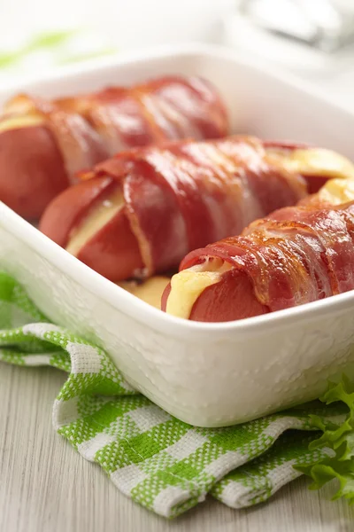 Salsicha embrulhada em bacon e queijo recheado — Fotografia de Stock
