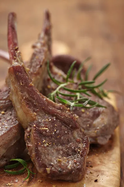 Chuletas de cordero asadas — Foto de Stock