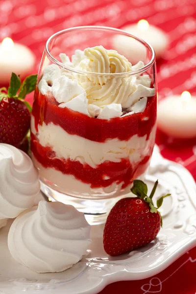 Eton Mess aux fraises, crème et meringue — Photo