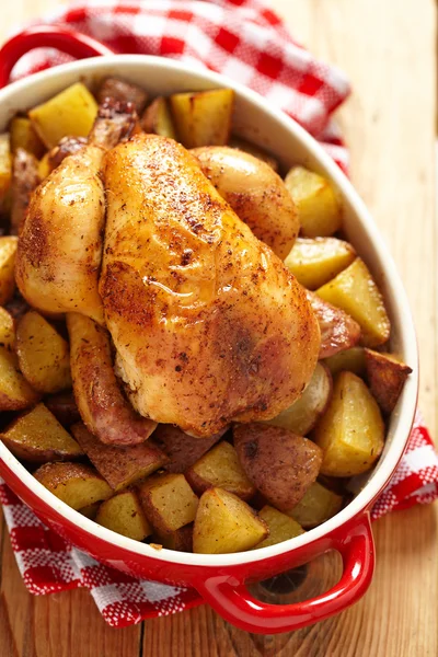 Poulet rôti entier aux pommes de terre — Photo