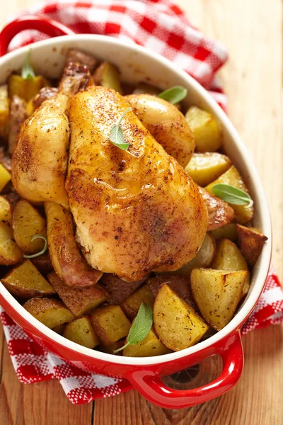 Целый жареный цыпленок с картошкой — стоковое фото