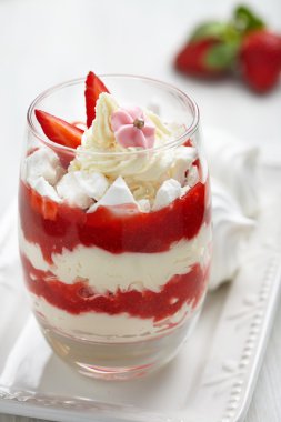 Eton karışıklık çilek, krem ve beze