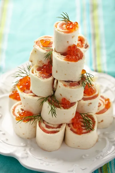 Tortilla enrolar com salmão e queijo — Fotografia de Stock