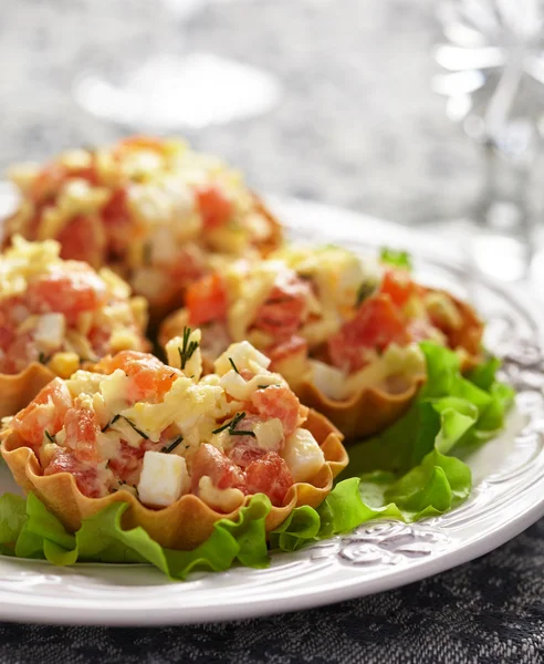 Tartlet stuffed with salmon salad — Stock Photo, Image