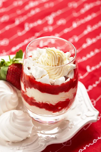 Eton mess med jordgubbar, grädde och maräng — Stockfoto