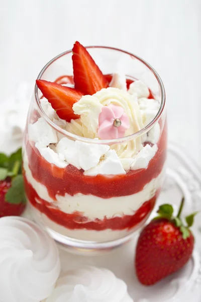 Eton Mess with strawberry, cream and meringue — Stock Photo, Image
