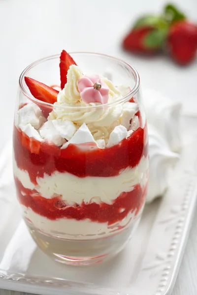 Eton mess z truskawki, krem i beza — Zdjęcie stockowe