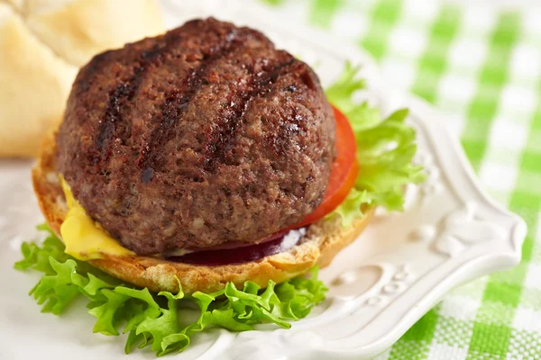 Hambúrguer grelhado caseiro no prato — Fotografia de Stock