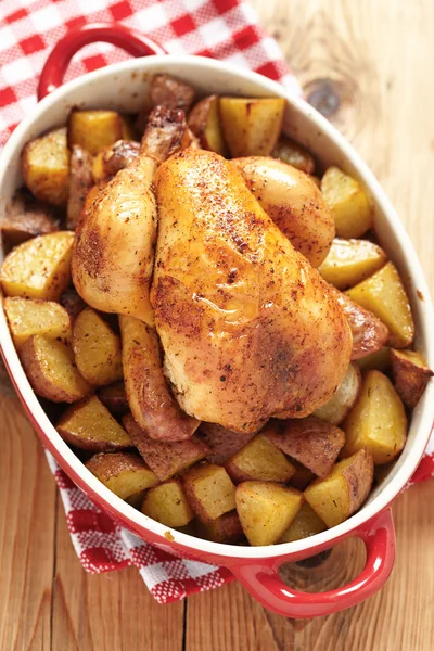 Whole Roasted Chicken with potatoes — Stock Photo, Image