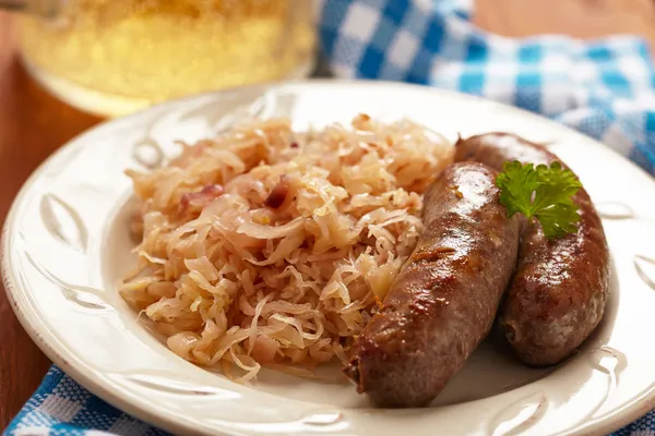 烤巴伐利亚肉肠配酸菜 — 图库照片