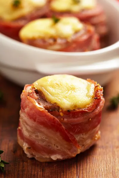 Fläskfilé lindade bacon — Stockfoto