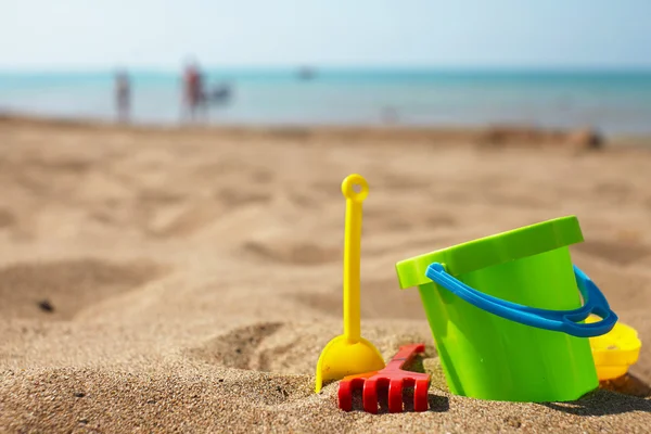 Juguetes de playa en la arena —  Fotos de Stock