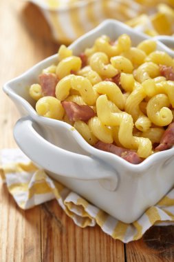 Makarna ve peynir jambon