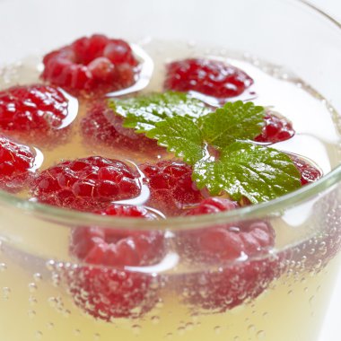 Limoncello ahududu soğutucu