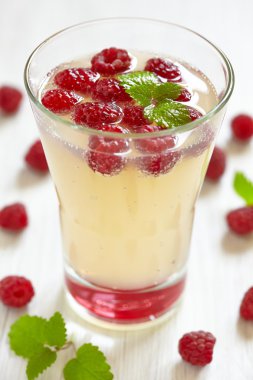 Limoncello ahududu soğutucu