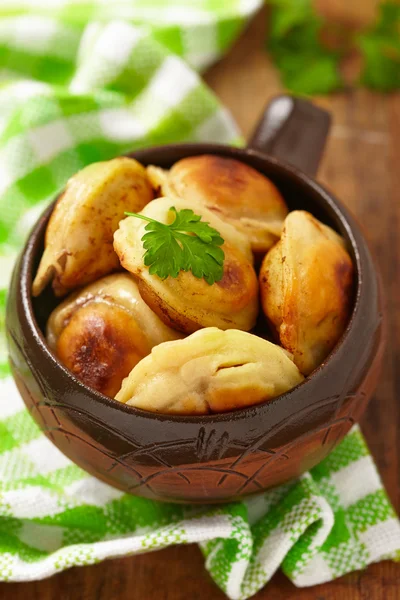 Geroosterde Russische pelmeni — Stockfoto