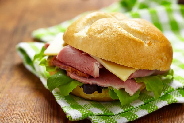 Sandwich au jambon et fromage — Photo