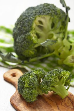 ahşap tahta üzerinde taze çiğ brokoli