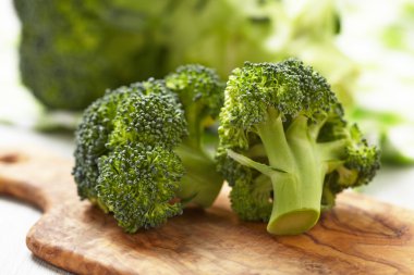 ahşap tahta üzerinde taze çiğ brokoli
