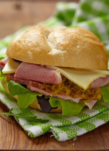 Sandwich mit Schinken und Käse — Stockfoto