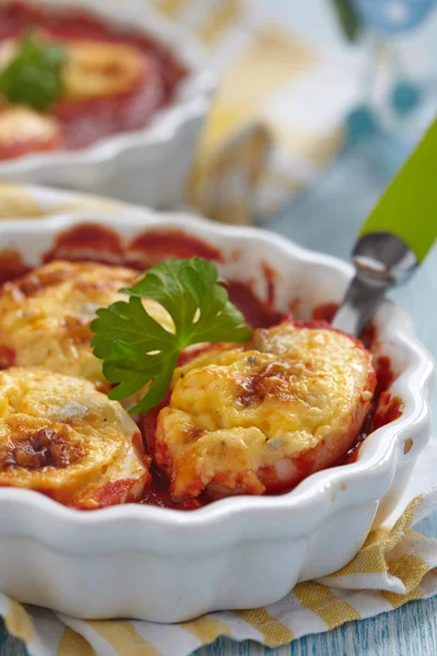 Gebakken helften eieren in tomatensaus — Stockfoto